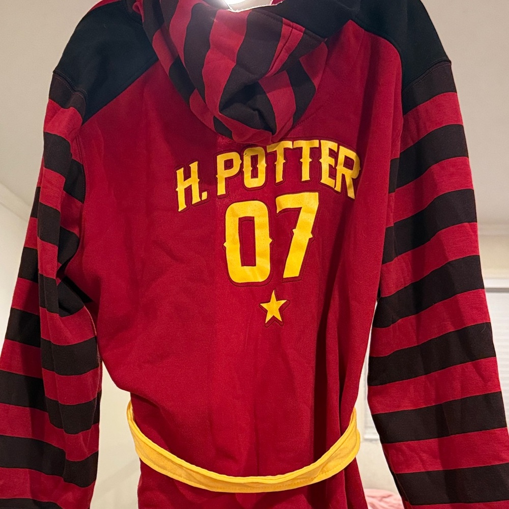 Gryffindor Robe - Picture 4 of 4